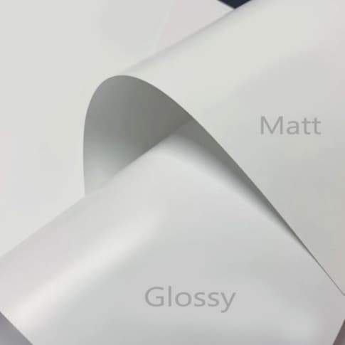 Glossy dan matte kertas seni warna putih, tekstur halus dan permukaan mengkilap.